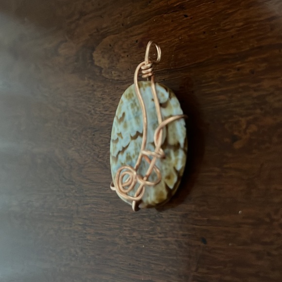 NWT Handmade Copper Wrapped Pendant with Beige and White Stone. - Picture 2 of 2